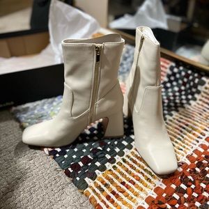 Abercrombie white leather boots, never been worn! Size 7.5 womens